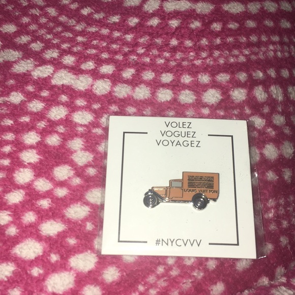 Limited edition Louis Vuitton clothing pin - Picture 2 of 2